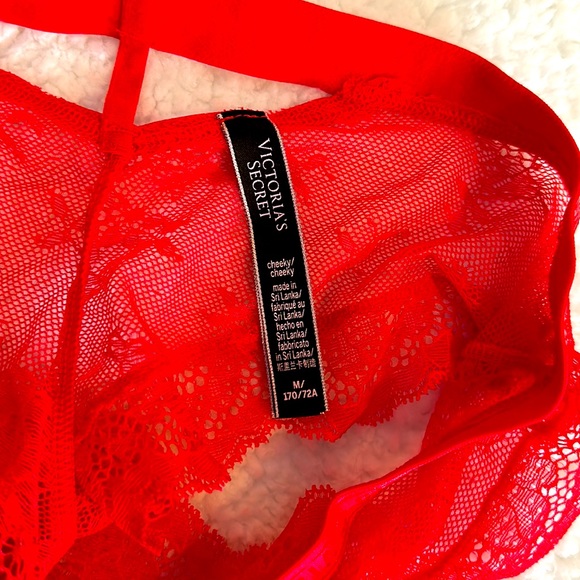 Victoria's Secret Front Close Strappy Back Lace Bra & Cheeky Set - Picture 8 of 9